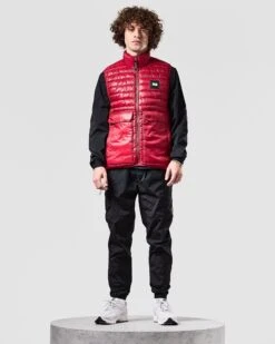 Weekend Offender Scardina Packable Gilet Scarlet Red -Clothing Shop JKAW2321 SCARDINA SCARLET 1523 MODEL