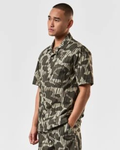 Weekend Offender Monuriki Shirt Castle Green Rain Camo -Clothing Shop SHSS2404 MONURIKI CAMO CASTLE GREEN 3685 MODEL