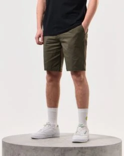 Weekend Offender Ivan Chino Shorts Castle Green -Clothing Shop STSS24 IVAN CASTLE GREEN 6379 MODEL