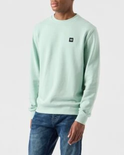 Weekend Offender Ferrer Sweatshirt Mint Tea Green -Clothing Shop SWAW2309 FERRER MINT TEA 0027 MODEL